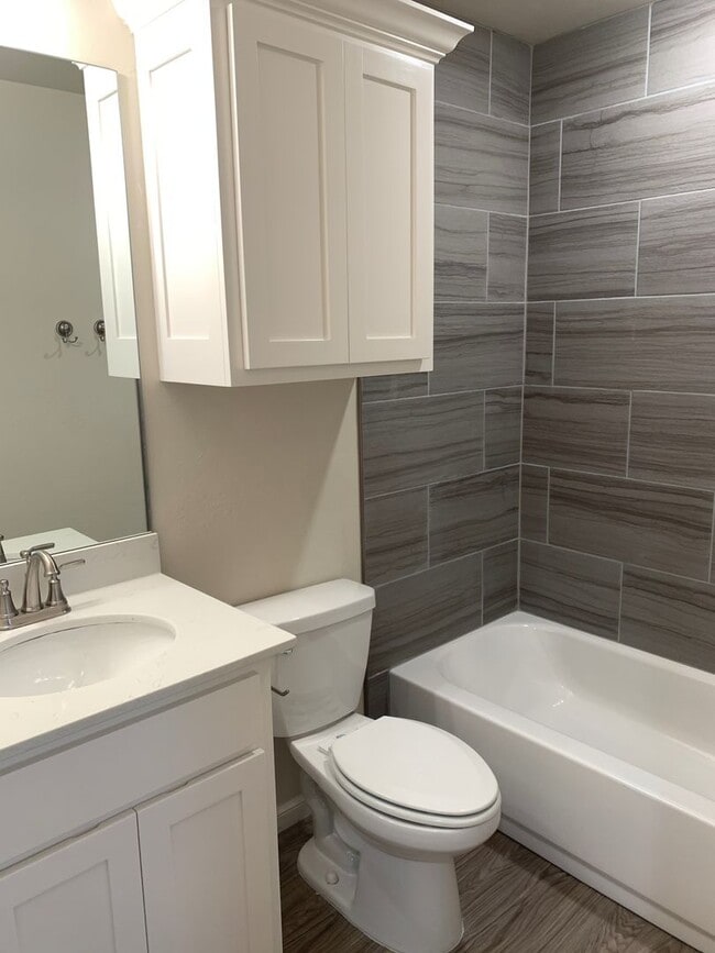 Building Photo - 3 bedroom duplex in Newcastle!