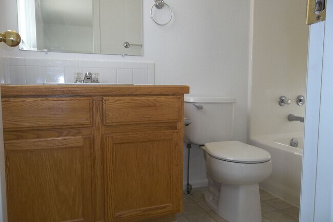 Building Photo - Spacious 5 Bedroom Home in Windsor