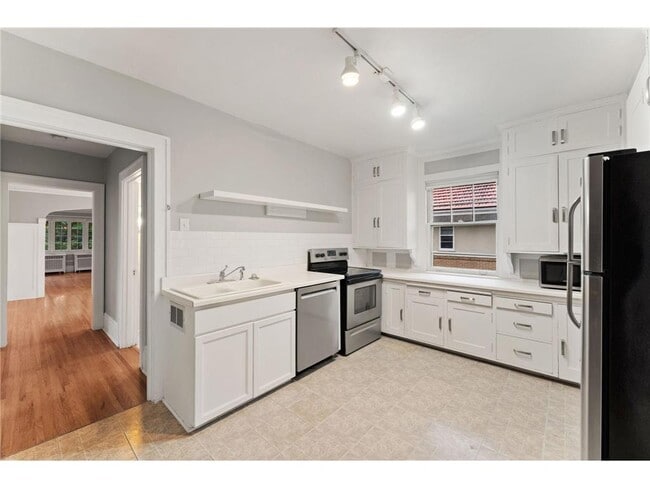 Building Photo - 1501 Summit Ave