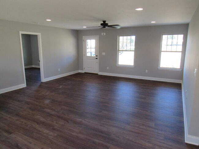 Building Photo - 3 Bedroom & 2 Bath Single-Family Home