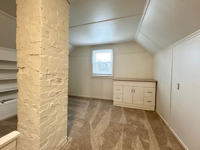 Building Photo - 231 NE 4th Ave