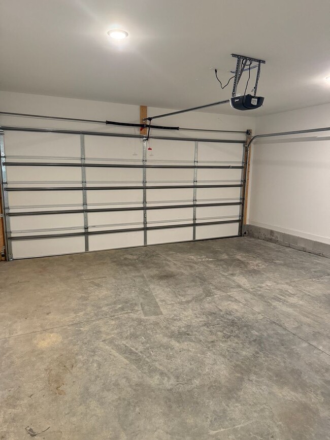 Building Photo - Easy access in Red Bank
