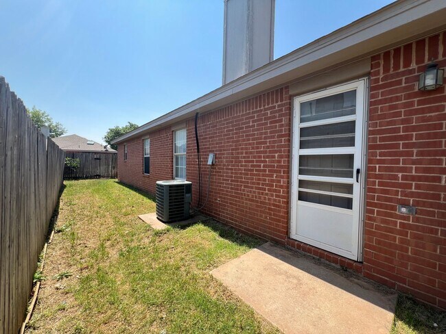 Building Photo - 3 Bedroom Duplex Located In Shadow Hills!