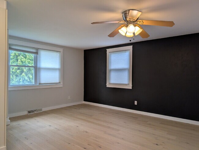 Building Photo - Beautiful 5 Bedroom 2 Bathroom Neenah Lake Home