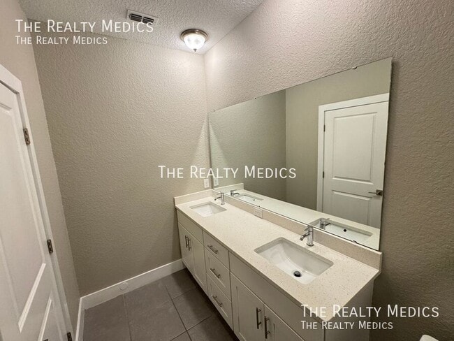Building Photo - 211 Bedford Dr