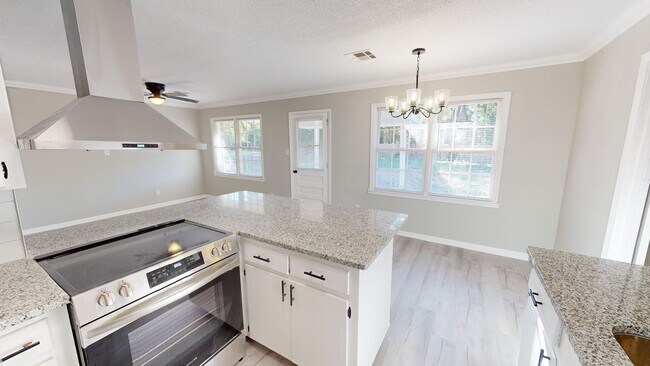 Building Photo - 4 Bed/2 Bath in Daniel Pratt School District