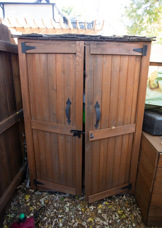 Shed for storage - 4029 Wyandot St