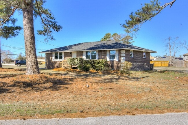 Building Photo - 208 Maywood Dr
