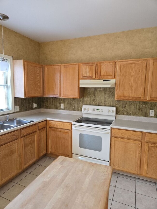 Building Photo - Available Soon – 3 Bed / 2.5 Bath Townhouse with 2-Car Garage