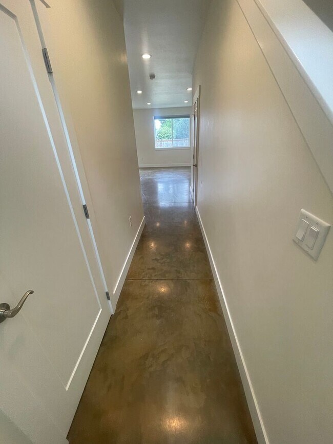 Building Photo - Stunning Three Bedroom Town Home In Lebanon OR!