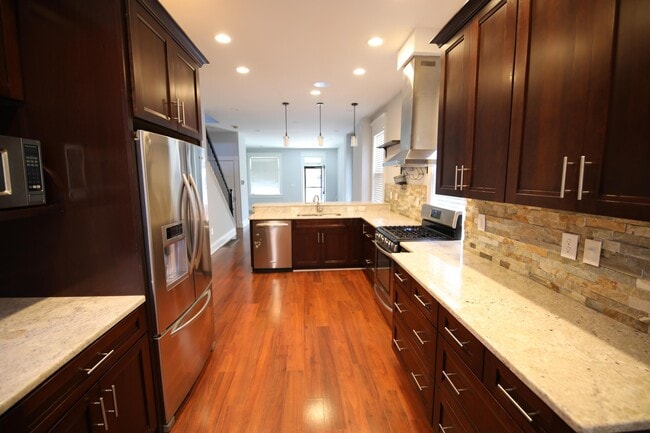 Building Photo - 310 E Beck St