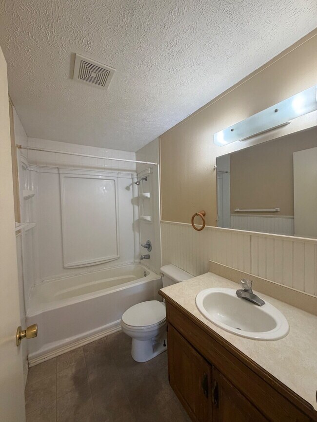 Building Photo - 2BR Duplex