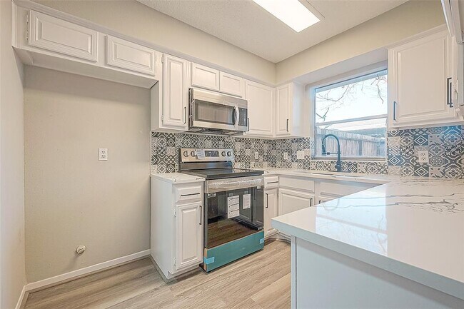 Building Photo - 9393 Westwood Village Dr