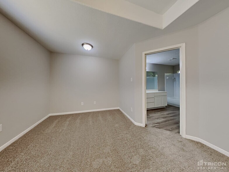 Building Photo - 18515 Knob Hill Lake Ln