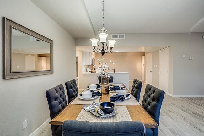 Building Photo - 351 E Thomas Rd