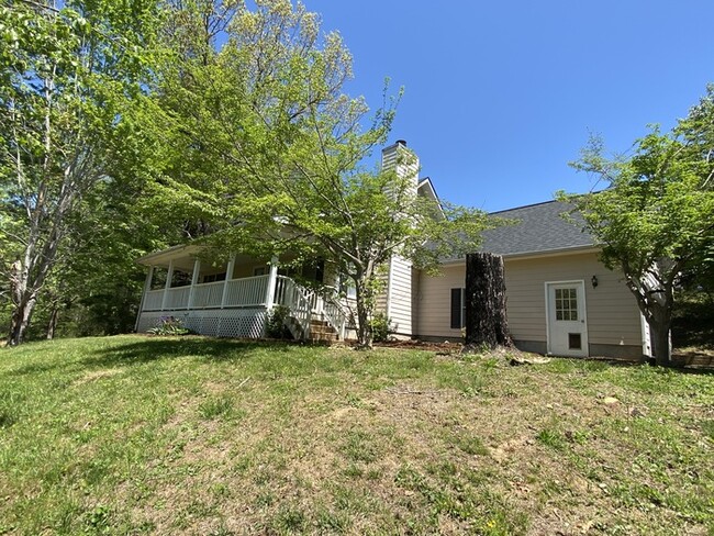 Building Photo - 3 bedroom 2 bath with attached garage