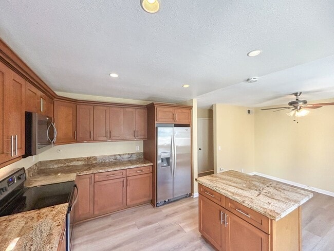 Building Photo - Beautiful 3BD/2.5BA W/ Open Floor Plan and...