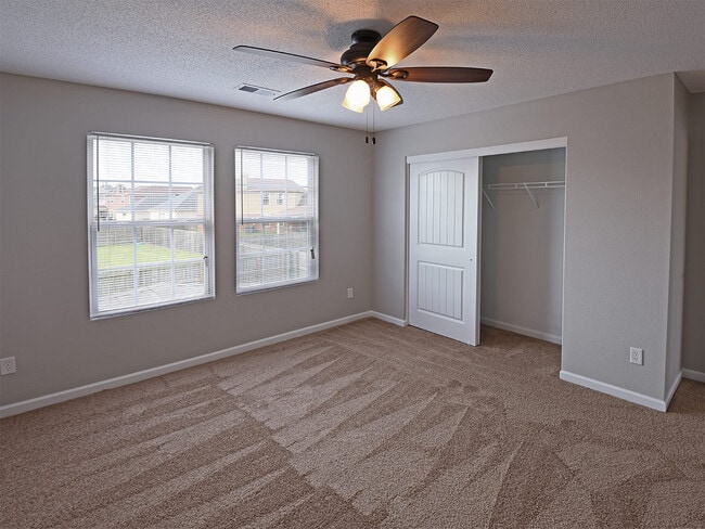 Building Photo - 3 bedroom 2.5 bath over 2,200 sq feet near Hacks Cross and Shelby Dr