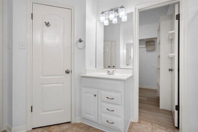 Building Photo - 15041 Calaveras Dr