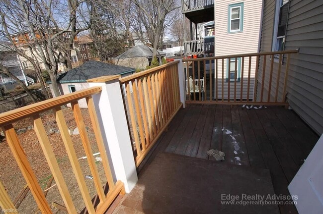 Building Photo - Brighton 3 Bed / 2 Bath – In-Unit Laundry – 9/1 Move-In