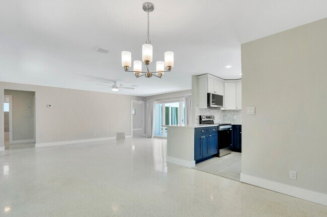 Building Photo - 3898 Holly Dr