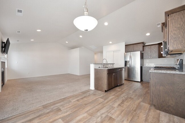 Building Photo - Bright 3-Bedroom Retreat with 2 Full Baths...