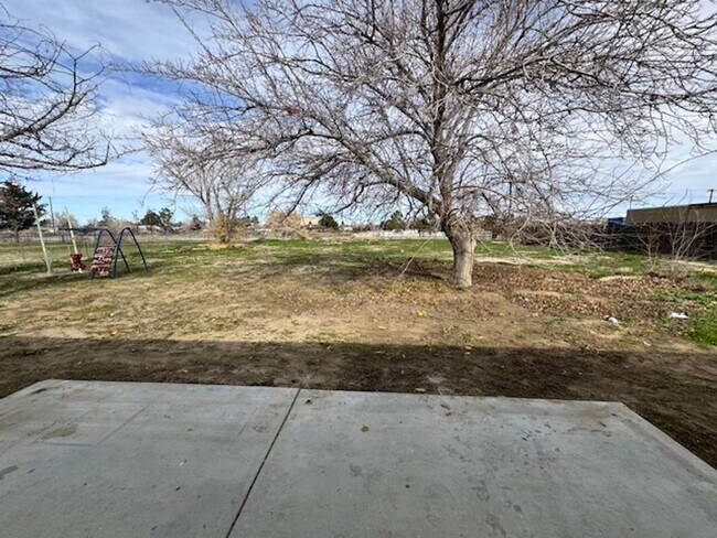 Building Photo - Gorgeous Remodeled 3+2 On Half Acre- $2600