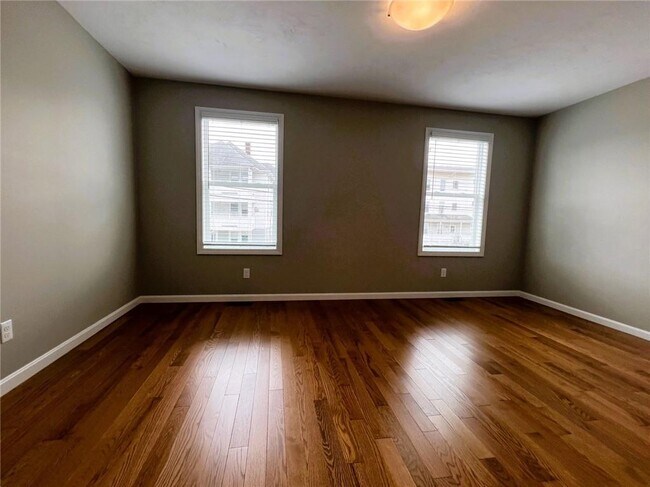 Building Photo - 578 Elm St