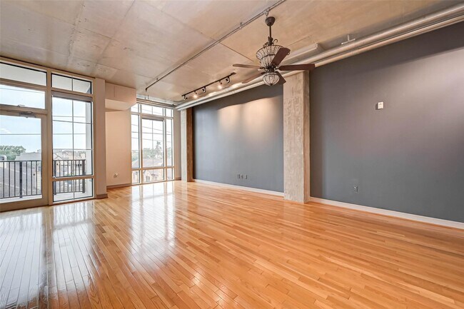 Building Photo - 1616 Fountain View Dr