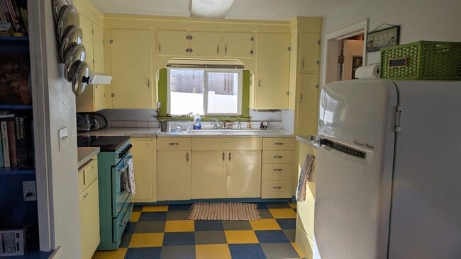 Building Photo - Our Western-Coastal Shabby Chic house Avai...