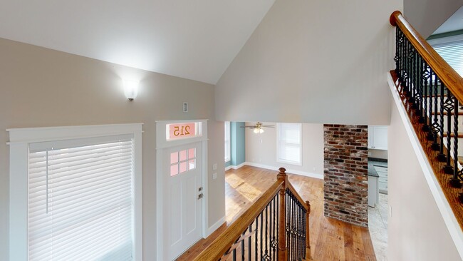 Building Photo - $1710 per Bedroom | 5BR/3BA in Fort Sander...