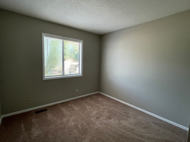 Building Photo - SW - Updated Townhome.  New Flooring, Just...