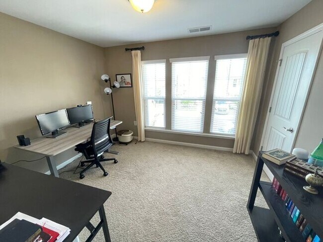 Building Photo - Like new 3 Bedroom townhouse with 2 car ga...