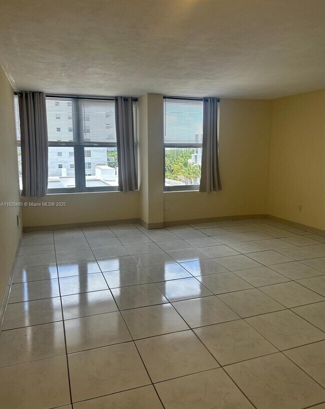 Building Photo - 2899 Collins Ave
