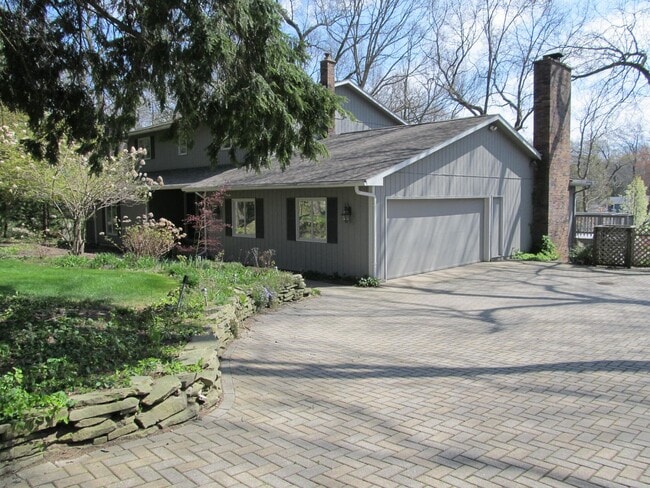 Building Photo - Five Bedroom Home on Portage Creek