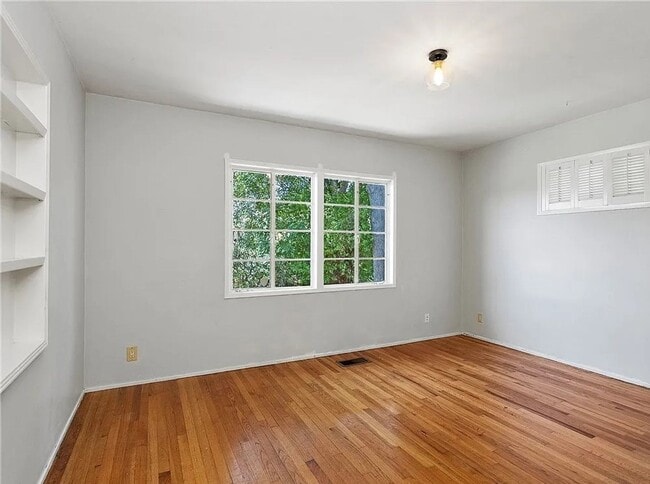 Building Photo - Gorgeous 3 bd 2 ba + Den Single Family hom...