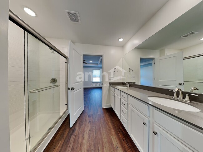 Building Photo - 15732 Thomas Rd