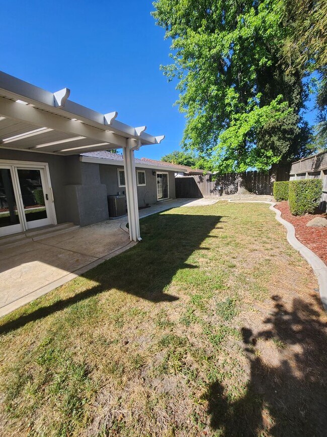 Building Photo - 809 Lindsay Dr