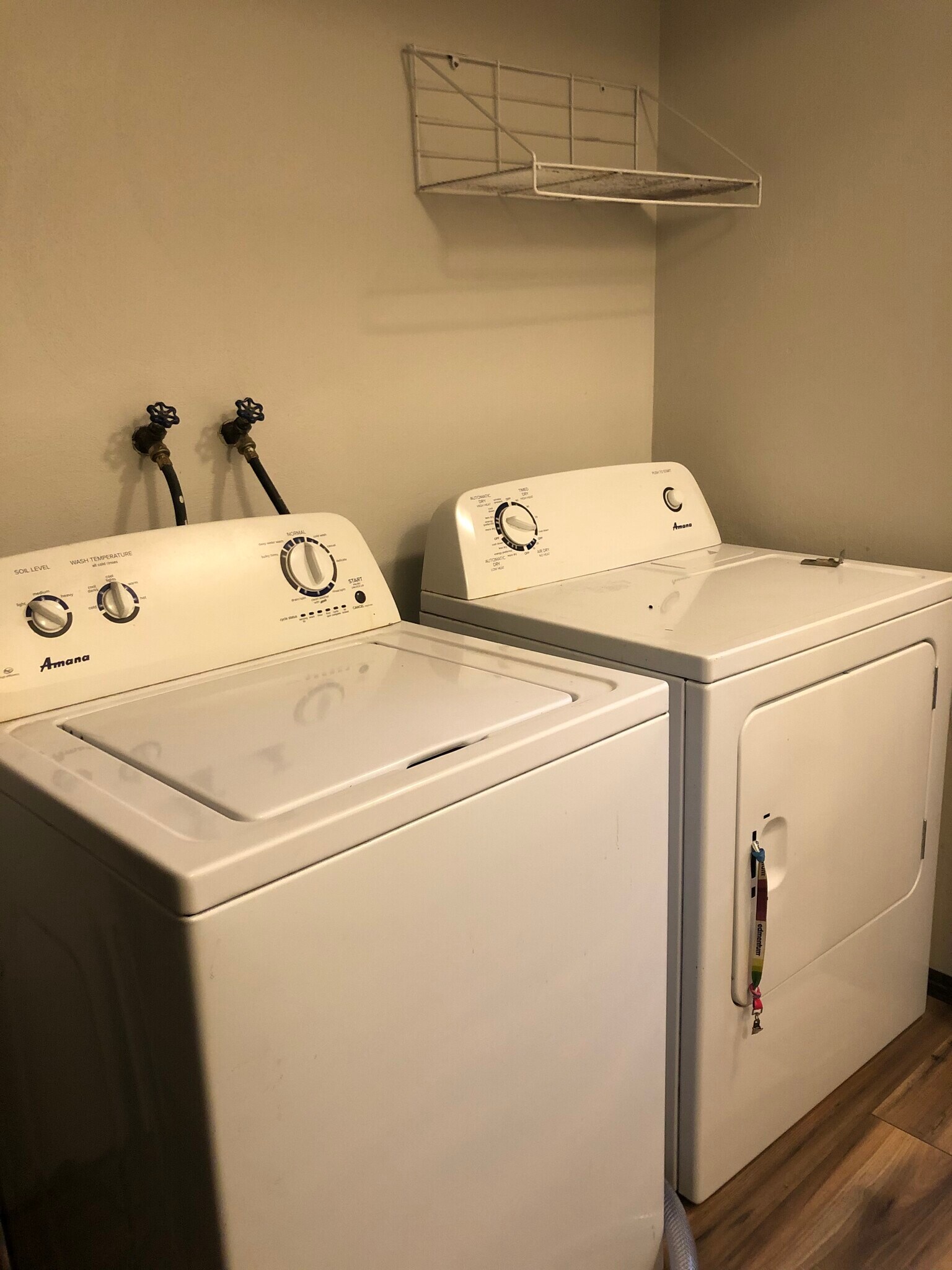 Building Photo - 323 Allan Ave