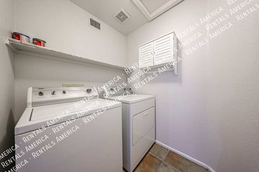 Building Photo - 1243 W Iris Dr