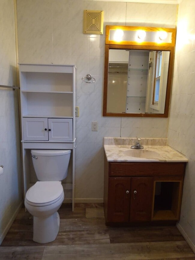 Building Photo - 2 Bedroom Single Family Home in Syracuse!