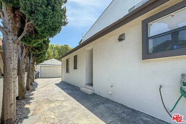 Building Photo - 12694 Montana Ave