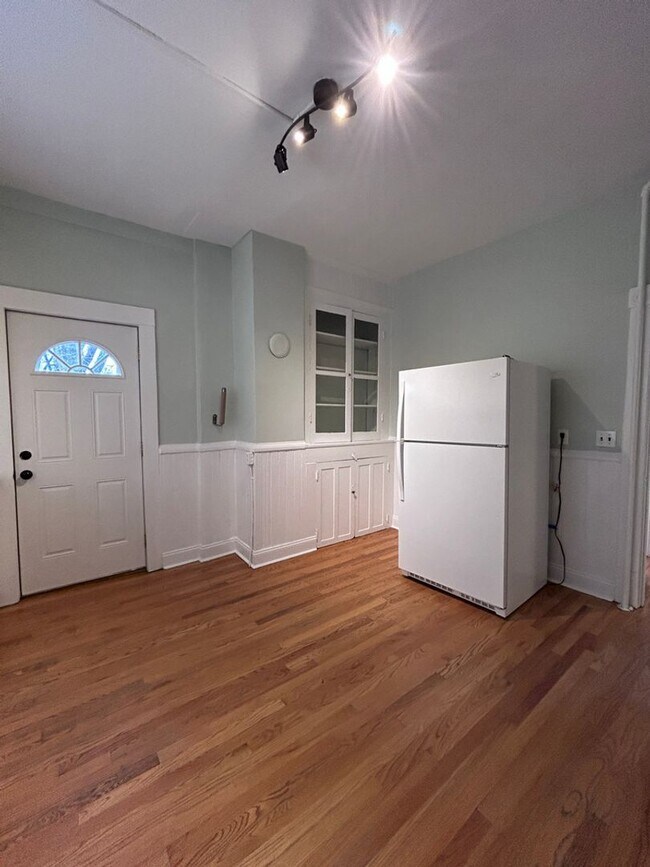 Building Photo - Renovated Victorian with historic touches & huge yard!