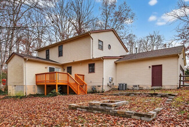 Building Photo - Country Charmer 3Bd/2.5Bth colonial home w/ 2 car garage on 1 acre! $1000 first month credit!