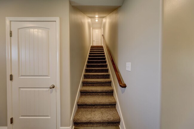 Building Photo - Sharp 3 bed 2 bath with Bonus room and nice fenced yard.