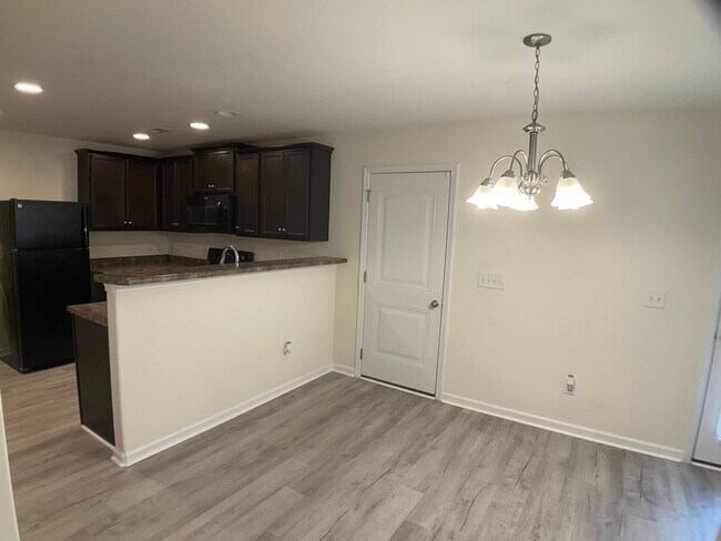 Building Photo - Almost Brand New 3 bed, 2 Bath with 1 Car ...