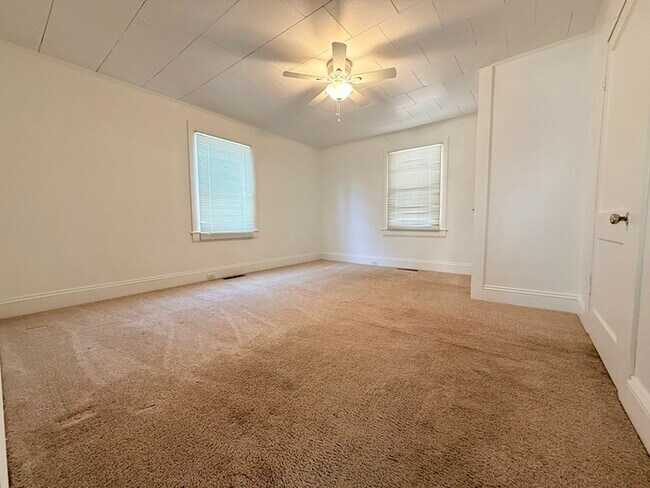 Building Photo - ADORABLE cottage close to everything!