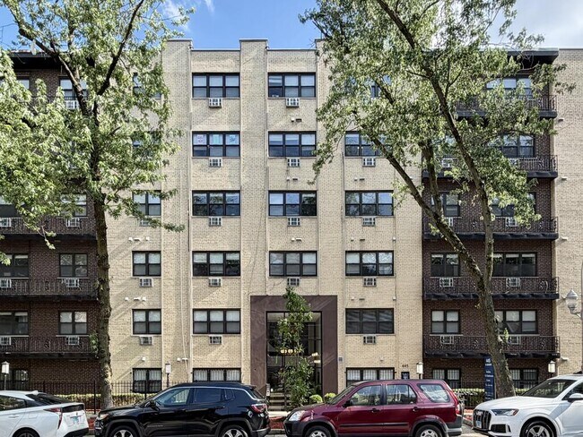 Building Photo - 430 W Barry Ave