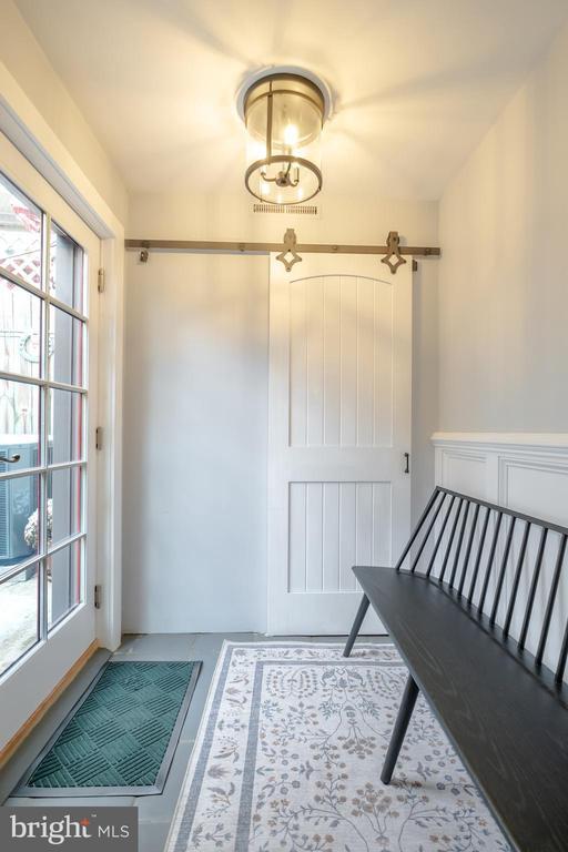 Building Photo - 908 S Front St