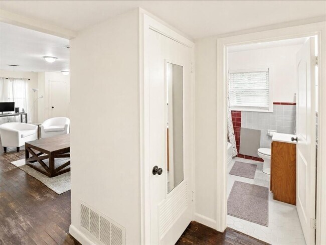 Building Photo - 6208 Walnut Hills Dr